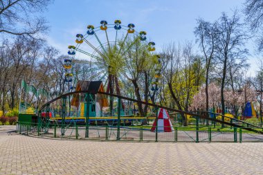 Çiçek açan ağaçlarla dolu bir bahar şehri. Metin veya yazı için kopyalama alanı olan arkaplan