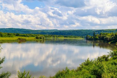 Geniş nehir. Metin veya harfler için kopya alanı olan Doğu Avrupa arka planı. Balık tutmak ve rafting yapmak için ideal. Bir turistin gözlerinden bak.