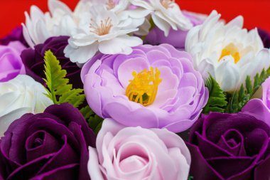 Sabundan yapılan yapay çiçekler. Seçici odaklı hediye buketi. Bir kızın doğum gününü ya da kadınlar bayramını kutlarım. Düğün ve nişan. Yakın plan arkaplan.