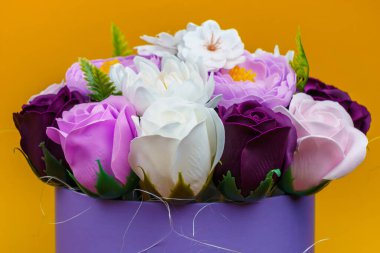 Sabundan yapılan yapay çiçekler. Seçici odaklı hediye buketi. Bir kızın doğum gününü ya da kadınlar bayramını kutlarım. Düğün ve nişan.