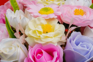 Sabundan yapılan yapay çiçekler. Seçici odaklı hediye buketi. Bir kızın doğum gününü ya da kadınlar bayramını kutlarım. Düğün ve nişan. Yakın plan arkaplan.