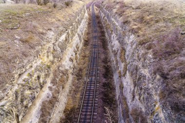 Kanyonda demiryolu var. Metin için arkaplan ya da kopyala