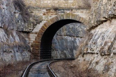 Kanyondaki demiryolu tünelinde 1983 'te Rusça bir yazı vardı. Metin için kopyalama alanı olan arkaplan