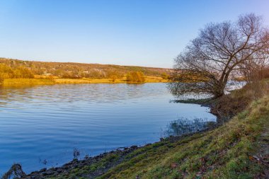 Geniş nehir. Metin veya harfler için kopya alanı olan Doğu Avrupa arka planı. Balık tutmak ve rafting yapmak için ideal. Bir turistin gözlerinden bak.