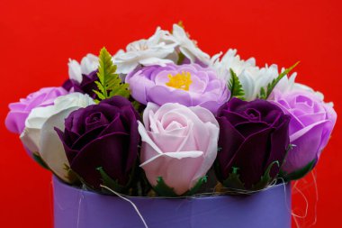 Sabundan yapılan yapay çiçekler. Seçici odaklı hediye buketi. Bir kızın doğum gününü ya da kadınlar bayramını kutlarım. Düğün ve nişan.