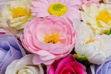 Sabundan yapılan yapay çiçekler. Seçici odaklı hediye buketi. Bir kızın doğum gününü ya da kadınlar bayramını kutlarım. Düğün ve nişan. Yakın plan arkaplan.