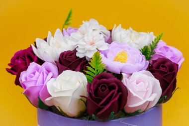 Sabundan yapılan yapay çiçekler. Seçici odaklı hediye buketi. Bir kızın doğum gününü ya da kadınlar bayramını kutlarım. Düğün ve nişan.