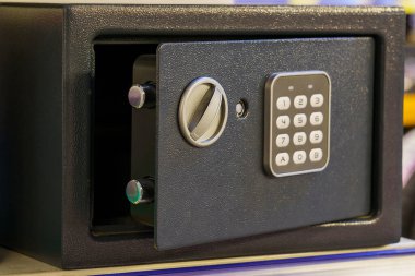 Değerli eşyaları ya da silahları saklamak için güvenli. Metin veya harf için kopyalama alanı olan arkaplan.