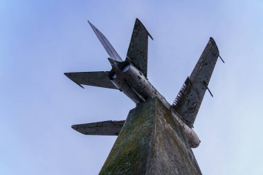 Eski bir antika uçağın anıtı. Metin için kopyalama alanı olan arkaplan