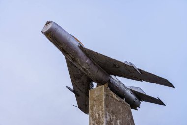 Eski bir antika uçağın anıtı. Metin için kopyalama alanı olan arkaplan