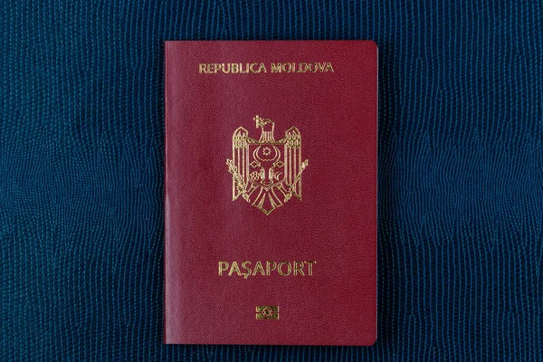 Pasaporte Extranjero Moderno Ciudadano República Moldavia Fondo Con Espacio Copia — Foto de Stock