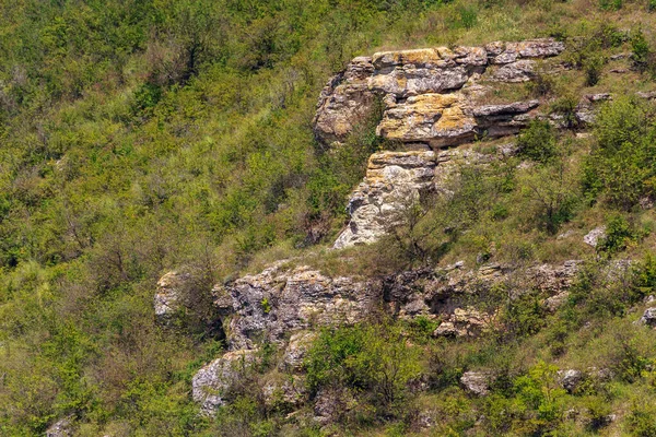 東ヨーロッパの野生の岩や山岳性 テキストのコピースペースを持つ風景の背景 選択的フォーカス トーン ティポヴォ村またはティポヴァ村 モルドバへようこそ — ストック写真