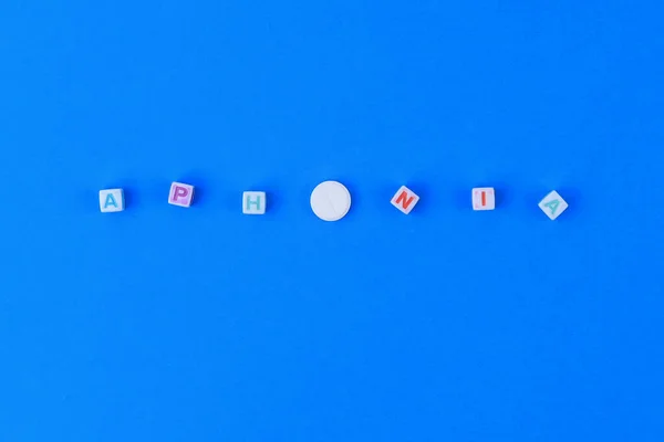 キューブで作られた日本語のテキスト 手紙Oの代わりにスコアを持つ白い薬 古典的な青の背景 — ストック写真
