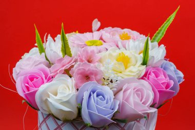 Sabundan yapılan yapay çiçekler. Seçici odaklı hediye buketi. Bir kızın doğum gününü ya da kadınlar bayramını kutlarım. Düğün ve nişan.