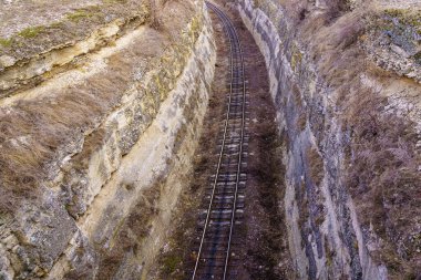 Kanyonda demiryolu var. Metin için arkaplan ya da kopyala