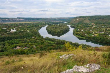 Doğada nehirde kalp şeklinde bir ada. Metin veya yazı için kopyalama alanı olan arkaplan