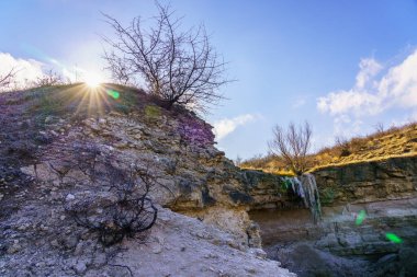 Vahşi doğada donmuş şelale. Metin için kopya alanı olan peyzaj arkaplanı
