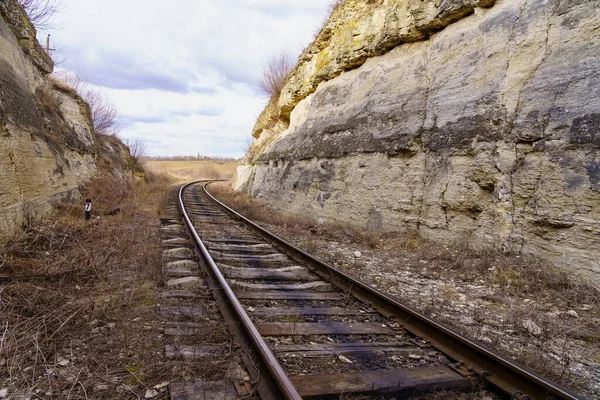 峡谷内の鉄道 テキストの背景またはコピースペース — ストック写真