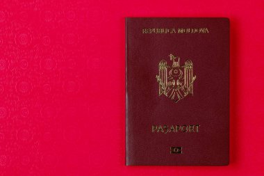 Moldova Cumhuriyeti vatandaşının modern yabancı pasaportu. Metin için sol tarafta kopyalama alanı olan arkaplan.