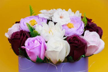 Sabundan yapılan yapay çiçekler. Seçici odaklı hediye buketi. Bir kızın doğum gününü ya da kadınlar bayramını kutlarım. Düğün ve nişan.