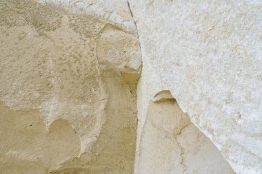 Doğada doğal kireç taşı. Sert desenli yüzey. Arkaplan veya arkaplan