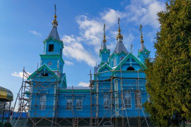 Eski ahşap kilisenin binası. Metin için kopyalama alanı olan arkaplan. İnancın ve dinin sembolü.