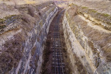 Kanyonda demiryolu var. Metin için arkaplan ya da kopyala