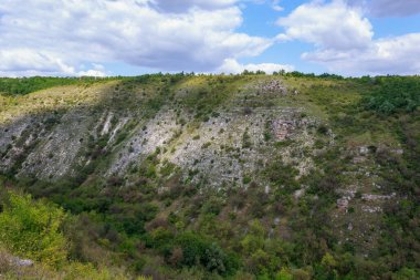 Doğu Avrupa 'nın vahşi kayalık ve dağlık doğası. Metin için kopya alanı olan peyzaj arkaplanı. Seçici odaklanma, uyumlu. Tipovo veya Tipova köyü, Moldova 'ya hoş geldiniz..