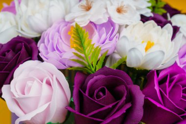 Sabundan yapılan yapay çiçekler. Seçici odaklı hediye buketi. Bir kızın doğum gününü ya da kadınlar bayramını kutlarım. Düğün ve nişan. Yakın plan arkaplan.