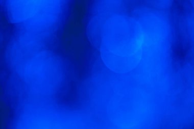 Portre merceğinin bokeh veya bulanık arkaplanı. Odaklanma azaldı. Soğuk gece neon tonu