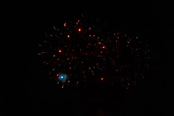 Los Fuegos Artificiales Encienden Sobre Fondo Cielo Negro Con Espacio —  Fotos de Stock