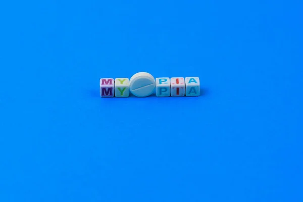 Myopia Text Aus Würfeln Eine Weiße Medizinische Pille Mit Einer — Stockfoto