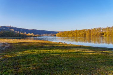 Geniş nehir. Metin veya harfler için kopya alanı olan Doğu Avrupa arka planı. Balık tutmak ve rafting yapmak için ideal. Bir turistin gözlerinden bak.