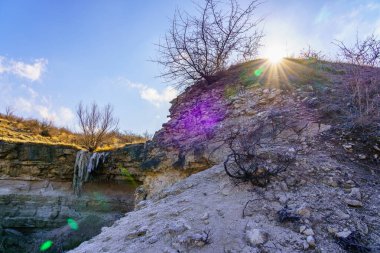 Vahşi doğada donmuş şelale. Metin için kopya alanı olan peyzaj arkaplanı