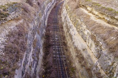 Kanyonda demiryolu var. Metin için arkaplan ya da kopyala