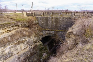 Kanyonda demiryolu tüneli olan bir köprü. Rusça 1893 yazıtları. Metin için kopyalama alanı olan arkaplan