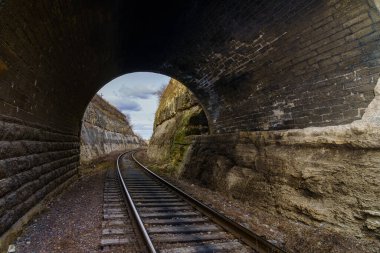 Kanyonda demiryolu tüneli. Metin için kopyalama alanı olan arkaplan