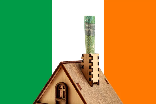Eurosedel Skorsten Trä Leksak Symboliskt Hus Mot Bakgrund Den Irländska — Stockfoto