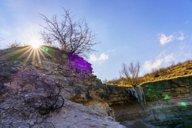 Vahşi doğada donmuş şelale. Metin için kopya alanı olan peyzaj arkaplanı