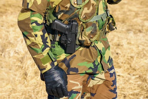 Eine Pistole Einem Militärgürtel Hintergrund Mit Selektivem Fokus Und Kopierraum — Stockfoto