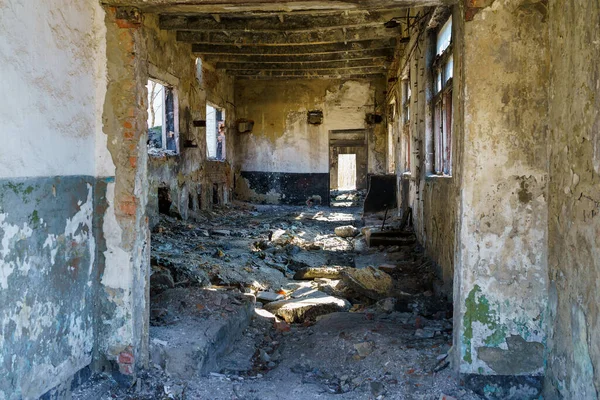 破壊され 軍事兵舎を放棄した テキストの選択フォーカスとコピースペースを持つ背景 — ストック写真