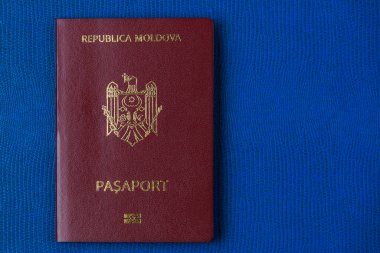 Moldova Cumhuriyeti vatandaşının modern yabancı pasaportu. Metin için sağda kopyalama alanı olan arkaplan.