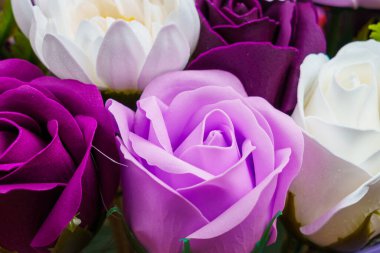 Sabundan yapılan yapay çiçekler. Seçici odaklı hediye buketi. Bir kızın doğum gününü ya da kadınlar bayramını kutlarım. Düğün ve nişan. Yakın plan arkaplan.