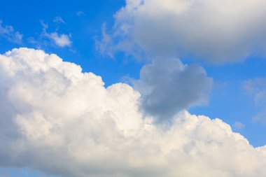 Bulutlu gökyüzü. Seçici odaklı arkaplan veya arkaplan ve metin için alanı kopyala