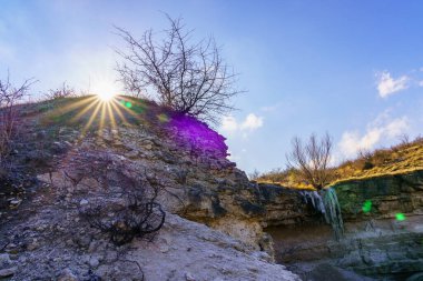 Vahşi doğada donmuş şelale. Metin için kopya alanı olan peyzaj arkaplanı