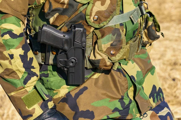 Uma Pistola Num Cinto Militar Antecedentes Com Foco Seletivo Espaço — Fotografia de Stock