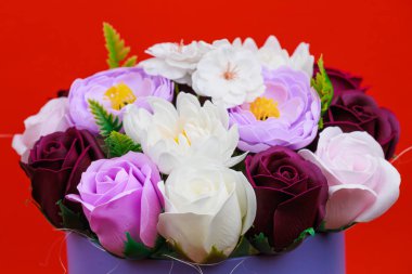 Sabundan yapılan yapay çiçekler. Seçici odaklı hediye buketi. Bir kızın doğum gününü ya da kadınlar bayramını kutlarım. Düğün ve nişan.