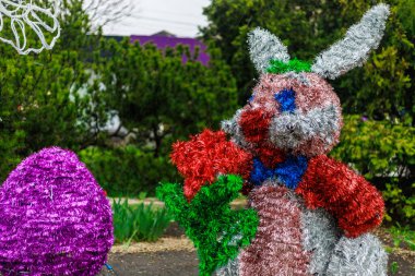 Ivır zıvırdan tavşan. Paskalya sembolü. Seçici odaklı arkaplan ve metin için alanı kopyala
