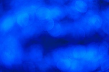 Portre merceğinin bokeh veya bulanık arkaplanı. Odaklanma azaldı. Soğuk gece neon tonu