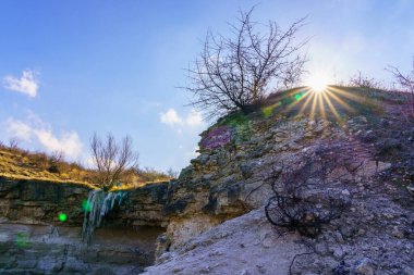 Vahşi doğada donmuş şelale. Metin için kopya alanı olan peyzaj arkaplanı